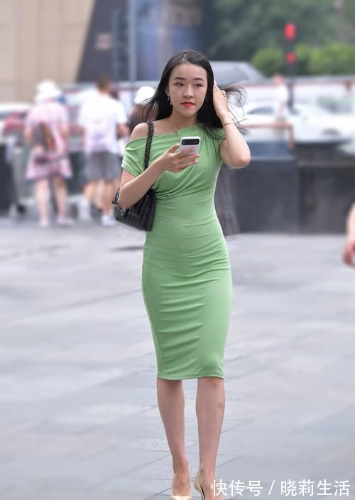得体|想要气质显得优雅娴静,选择及膝裙准没错,得体又耐看