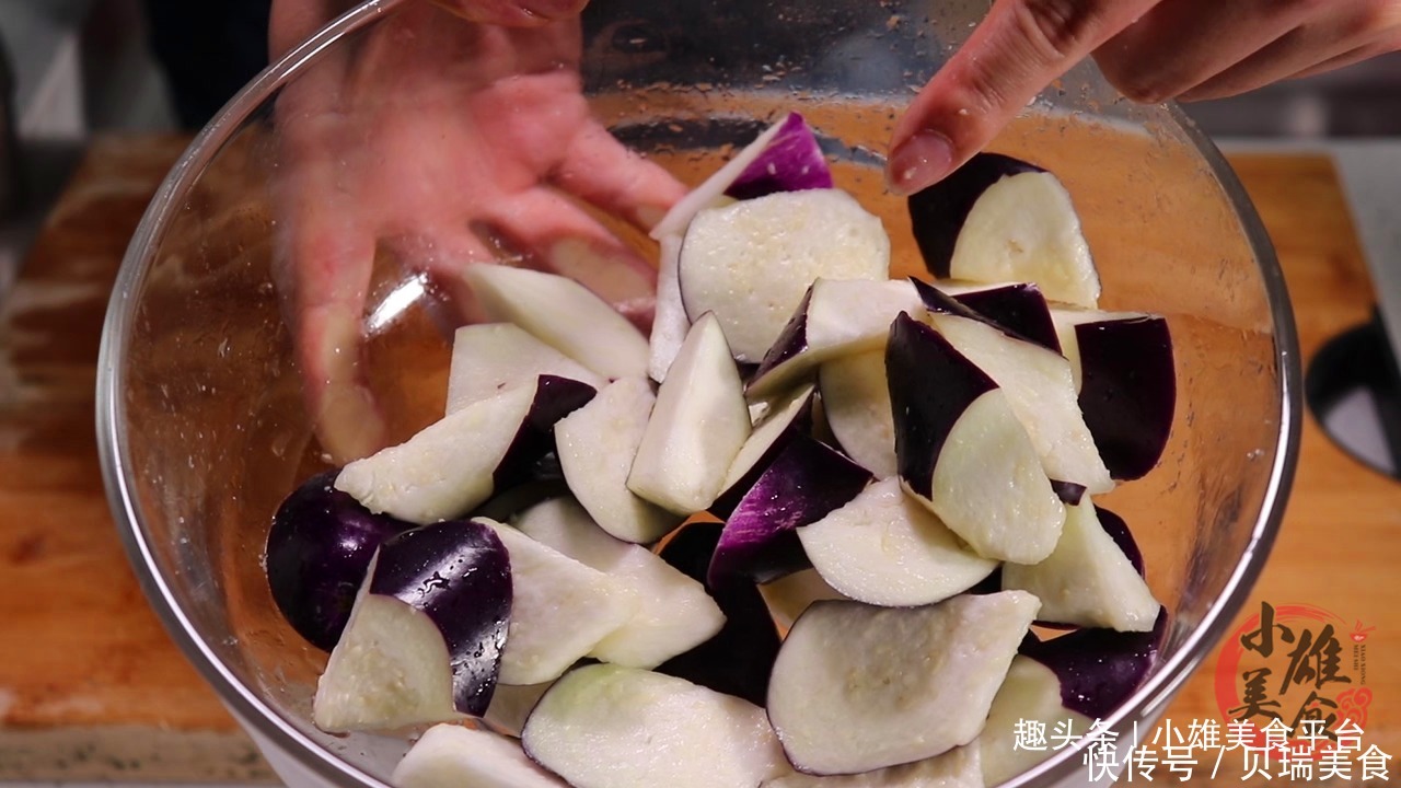 家常菜|烧茄子直接下锅炒是“大忌”难怪茄子费油!多一步,少油好吃