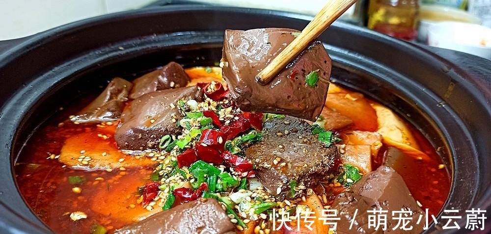 天冷了，这道“麻辣血旺”做来吃，太过瘾，汤汁拌饭都能吃2碗