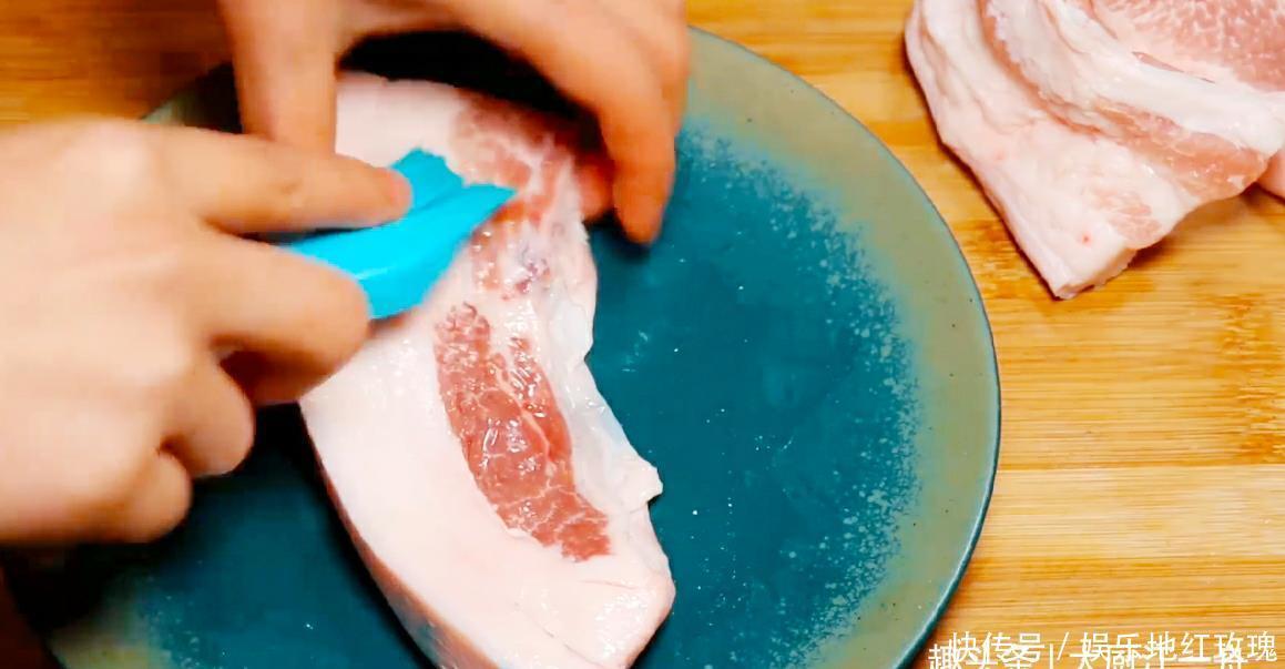 保存猪肉时,只会放冰箱就错了,教你一招,猪肉放半年照样新鲜