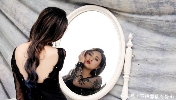 理发师|女子去理发,理发师却用火点燃她的头发,烧出来的发型居然更美