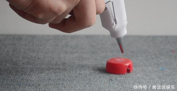 卫生间挂钩别花钱买了,只需一个瓶盖就搞定,比买来的还要实用