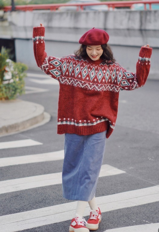 格纹 “针织衫+半裙”才是今冬最火穿搭,简约大方又时髦,照穿准没错