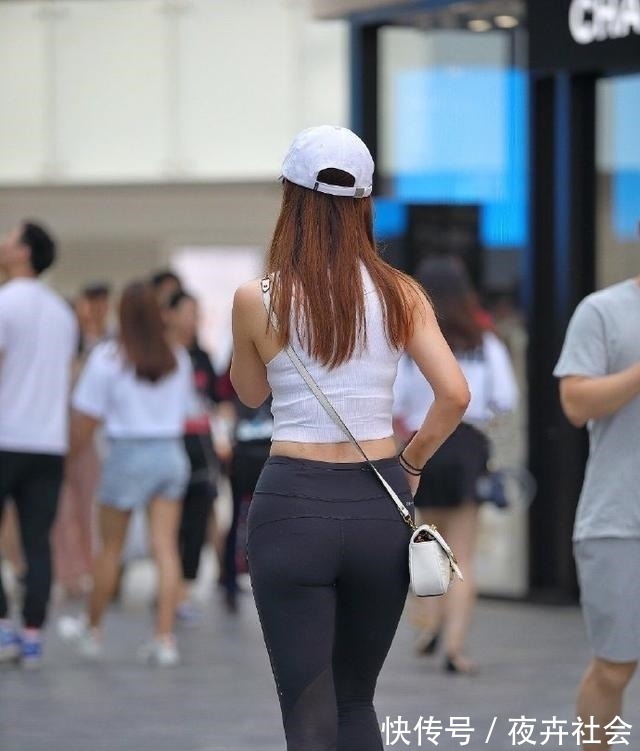 极简风 运动女孩的穿搭,偏爱极简瑜伽裤,轻松塑造个人魅力