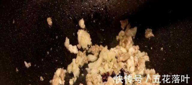 芹菜别再炒了，打入2个鸡蛋，筷子一搅，5分钟出锅，好吃又营养！