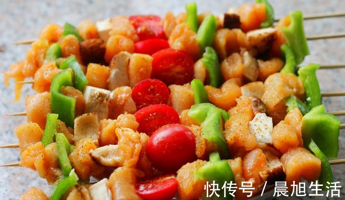 好吃|用1个彩椒加上一小块鸡胸肉，做出来的彩椒鸡肉串，低脂好吃