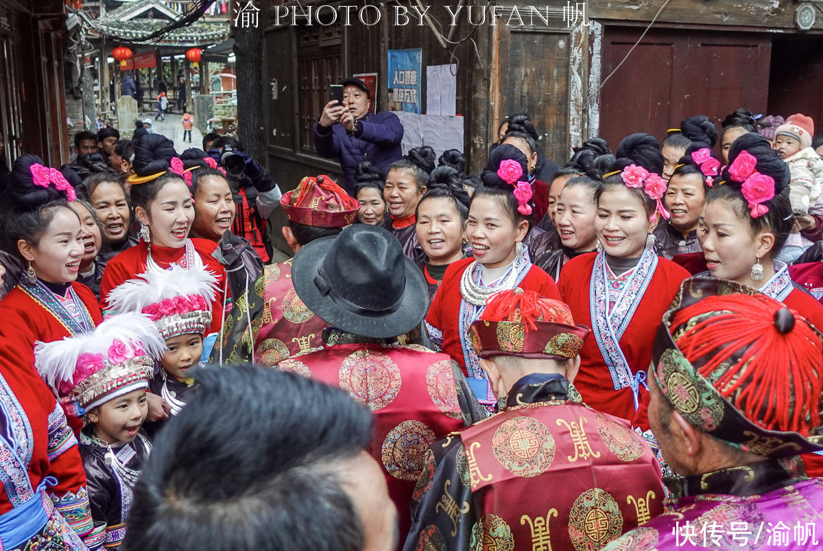 热闹|全国最大侗寨喜迎新年，万人同乐“抬官人”，欢天喜地好热闹