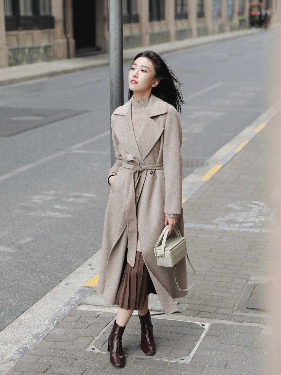 时髦 今年流行“大衣+靴子”,保暖时髦又有气场,冬天穿刚刚好