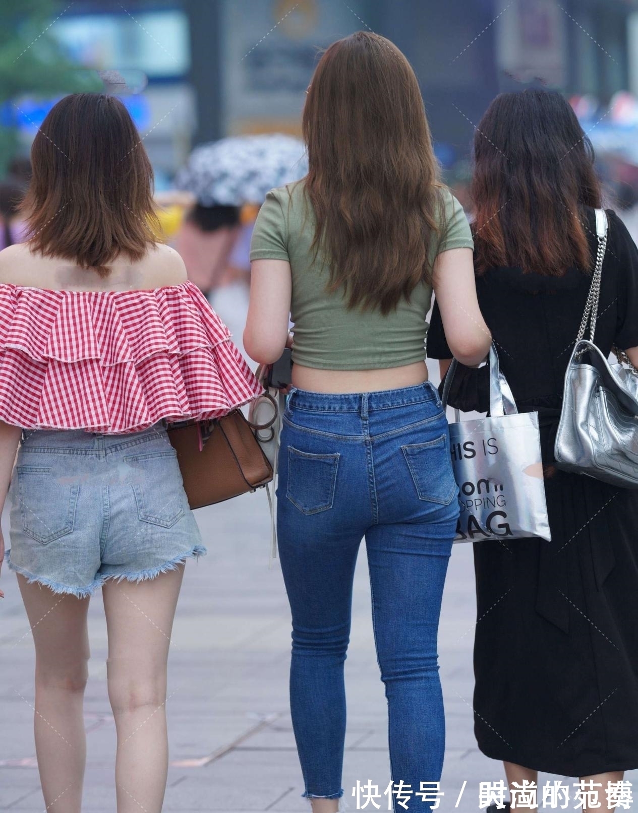 豆沙绿 豆沙绿短款上衣,凸显上半身优势,搭配高腰牛仔裤,显高又显瘦