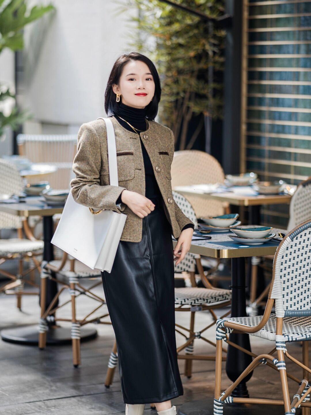 衬衫 一件简单的黑色大衣怎样穿出高级感?颜色搭配一定要选好,内搭绿色衬衫更时尚!