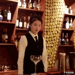 架势|“对门刚搬来的小姐姐开着门做饭,好奇瞅了一眼,这架势是刚睡醒?”,哈哈哈哈!