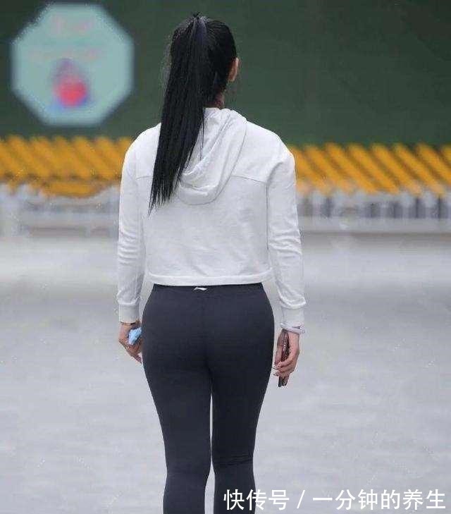 塑身 白色连帽上衣搭配黑色居家打底裤，休闲设计，细节决定整体版型！