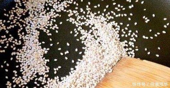 嫌换土太麻烦，老花匠教你“3招”，旧土直接变新土，养啥旺啥！