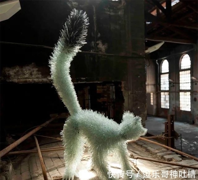 玻璃瓶|破碎的玻璃渣,在艺术家的手中,变成精美绝伦的动物雕塑