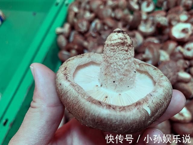 买香菇,选大的还是小的?老菜农教你4招,香菇味道浓郁又新鲜