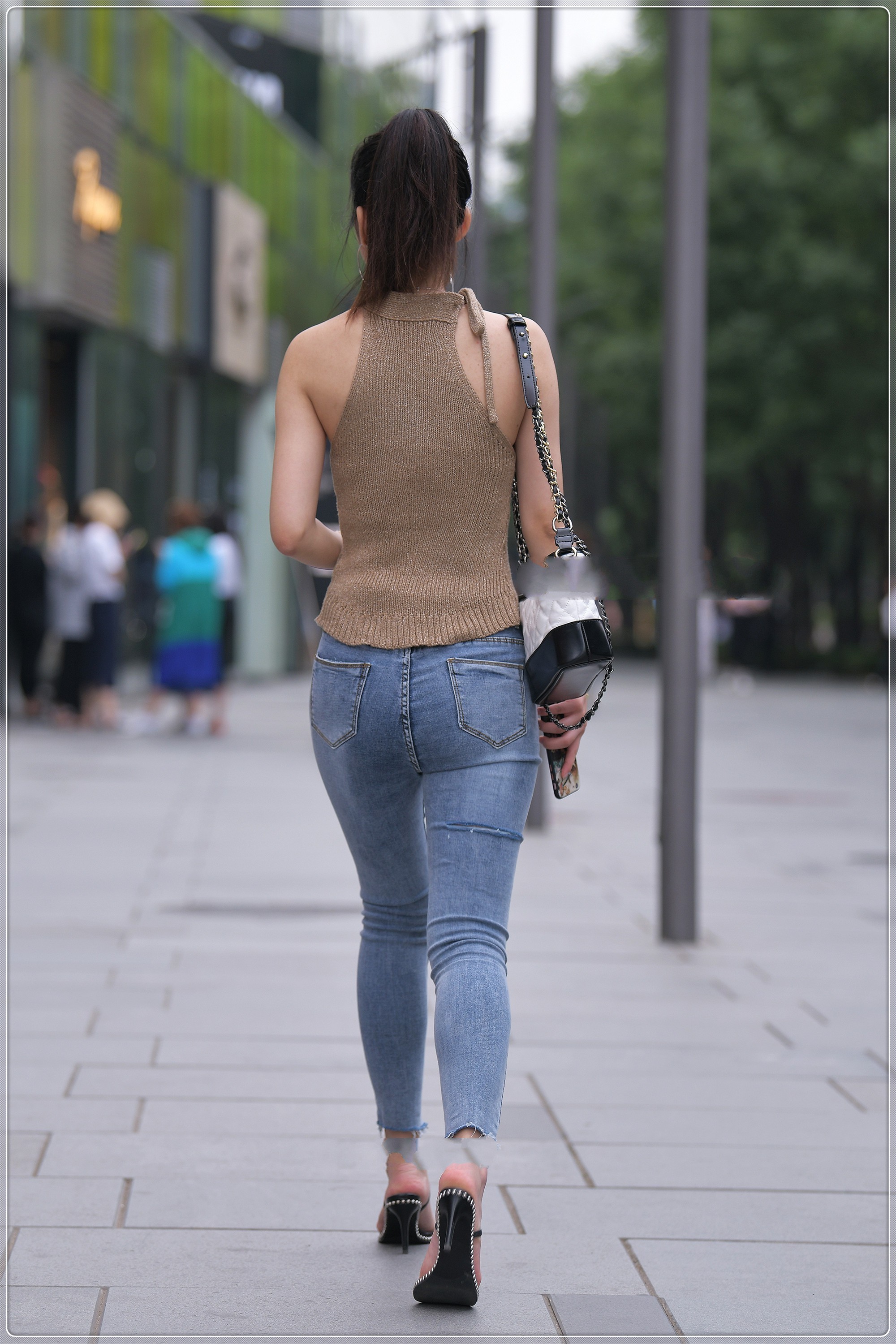 吊带|挂脖针织吊带搭配牛仔裤,时尚减龄,穿出时髦感