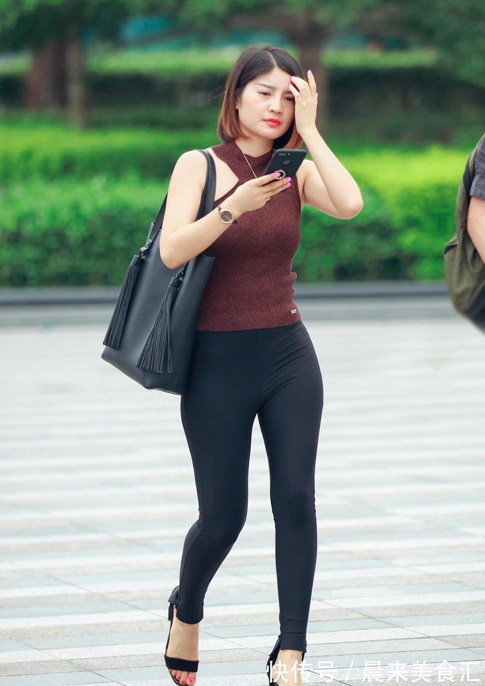 小蛮腰|初秋黑色的打底裤,配无袖小衫,穿着清凉又显瘦,时尚又美丽