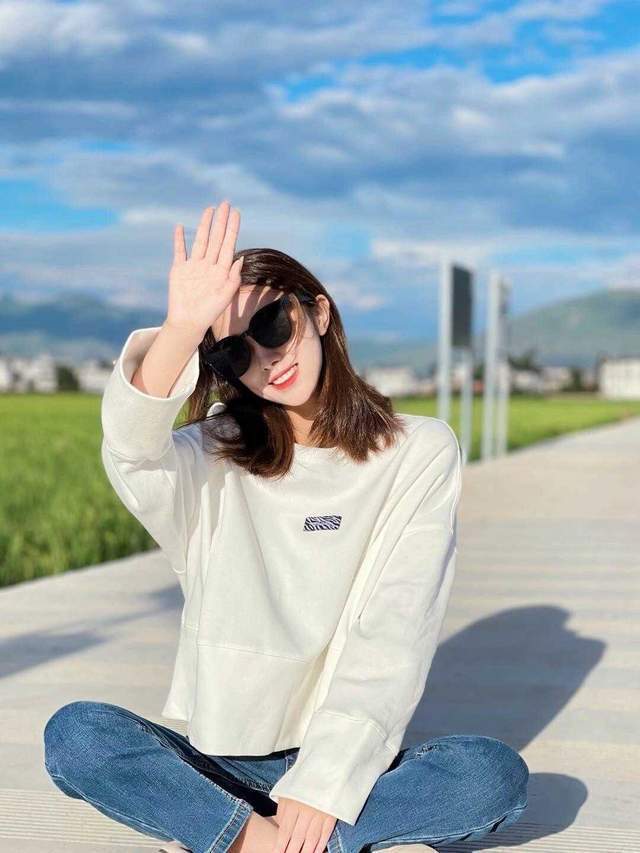 穿搭|秋季怎么穿舒适又洋气?白色卫衣搭配牛仔裤简约大气,减龄时髦