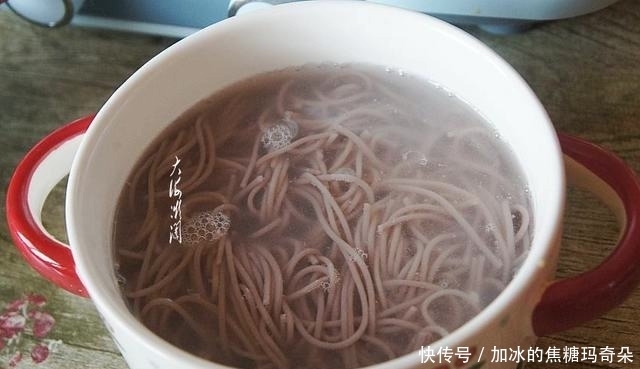 晚餐|晚餐就爱这碗荞麦面,口感劲道,热量低,吃多少也不担心长胖