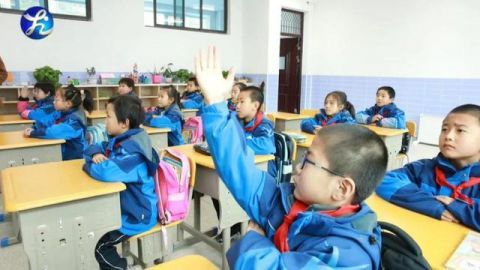 新北|甘肃会宁新北小学：护航花朵 撑起“平安伞”