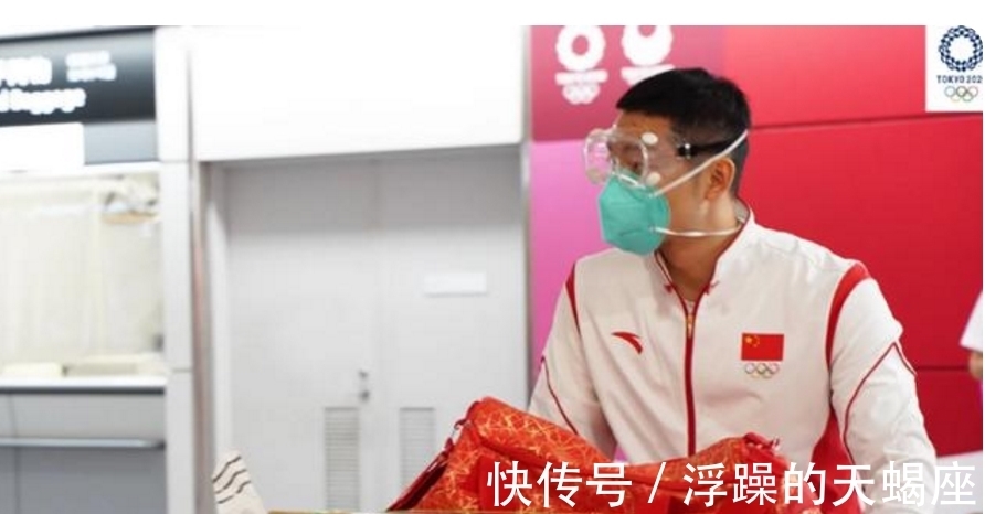 国乒队|国乒顺利抵达东京,全员装备齐全下机接受检测,出站后获热烈欢迎