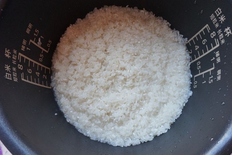 秋季的花样美食，家常豆角排骨饭，饭菜一锅出，省时省力