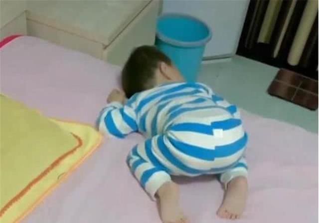 男宝|三胞胎“午休照”火了,看到弟弟睡姿,网友全网混得最差男宝