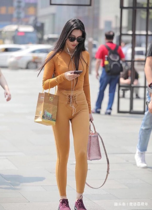 好身材 潮流的打底裤美女，个性潮范又精美，展现出完美好身材