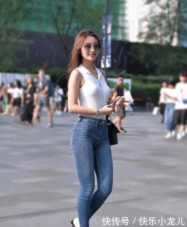 小腿|白色无袖背心搭配蓝色打底裤,宽松的版型,正好遮住小腿胖的缺点
