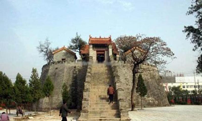 跪下|中国一座破旧老庙,日军连放13发炮弹全没炸,进去后日军全跪下