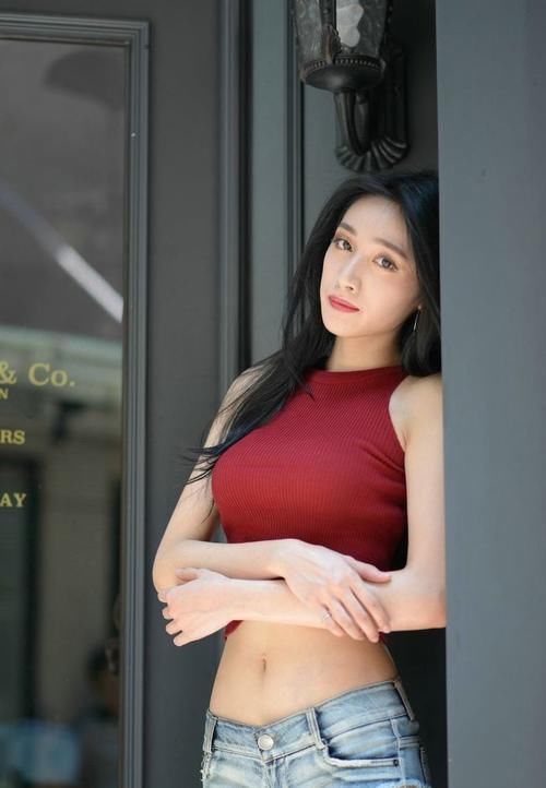 拢胸 背心拢胸收腰露脐的设计,展示出诱人的腰线,搭配牛仔短裤更美