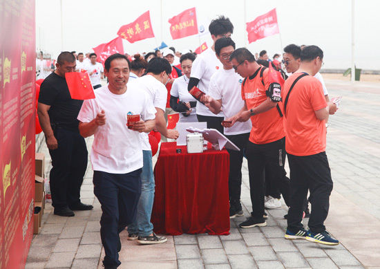 海洋科学|山东青岛：蓝谷红帆健步行，向建党百年献礼