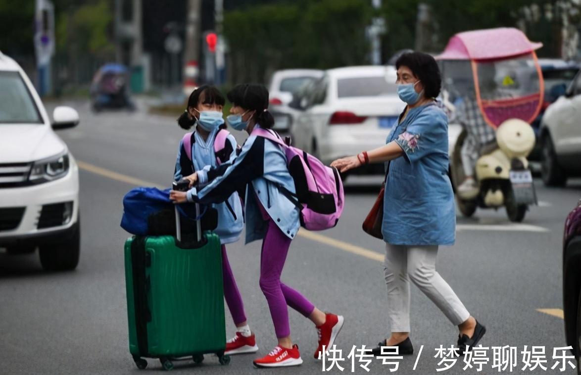 宝妈|10年前,60岁高龄试管生下双胞胎女儿的她,现在坦言后悔了