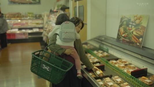 辣妈|二胎妈妈带娃机场照火了,网友羡慕:后悔没有早一点生孩子