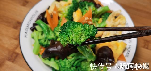 做法|西兰花百吃不厌的做法，不炒不炖，一焯一拌，比肉菜还受欢迎