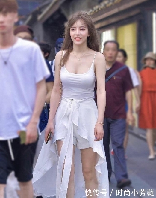 短款裙 一袭白色短款裙,走在街上轻松释放出独有的美