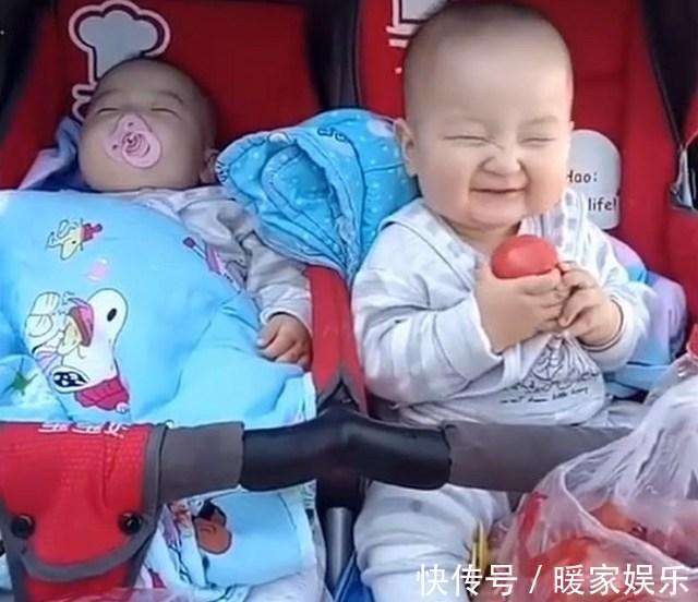 哥哥|双胞胎哥哥趁弟弟睡着偷吃西红柿, 哥哥得意的表情笑喷妈妈