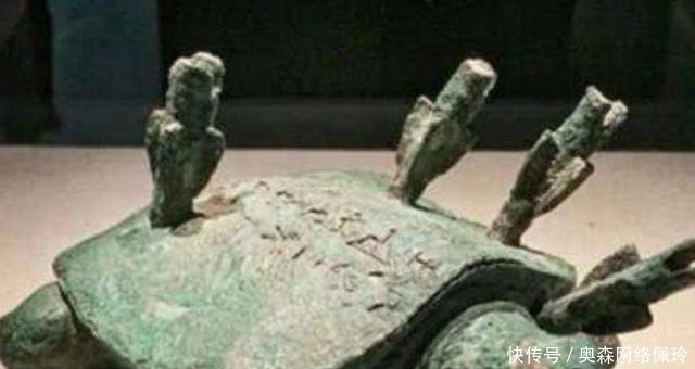 河边|老人河边钓鱼钓到一“乌龟”,背上插4支箭,专家看后说值18亿