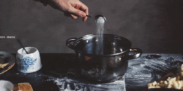 洗衣服直接倒洗衣液错，告诉你正确做法，洗完比新衣服还新