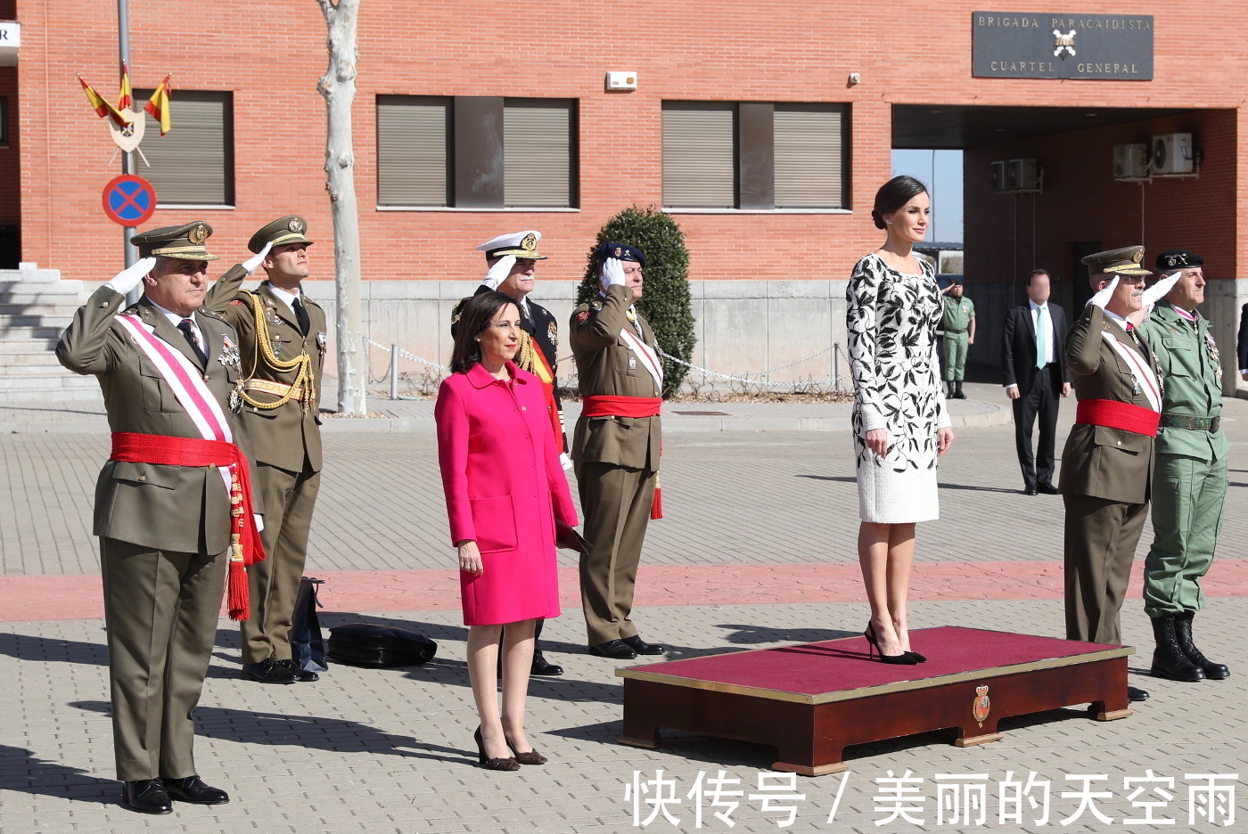 莱蒂齐亚王后 西班牙王后四次穿绣花大衣裙,换个发型搭配更贵气,太有范儿了!