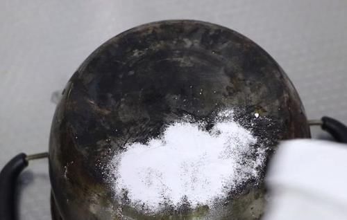食用盐|锅底黑难清理,教你不用一滴水,轻轻一擦旧锅变新锅,快试试吧