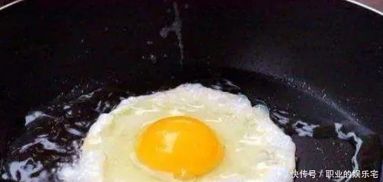 下锅|煎荷包蛋,别直接下锅煎,学会2个小技巧,鸡蛋不散不粘锅