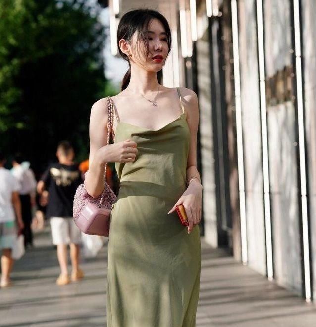 裙装美女身材性感,皮肤白皙,彰显优雅气质