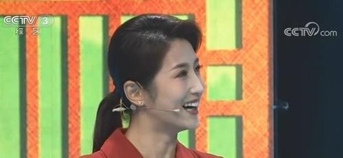 夜上海|春妮:成央视常客,CCTV-3《幸福账单》节目中又是主持又是秀唱功