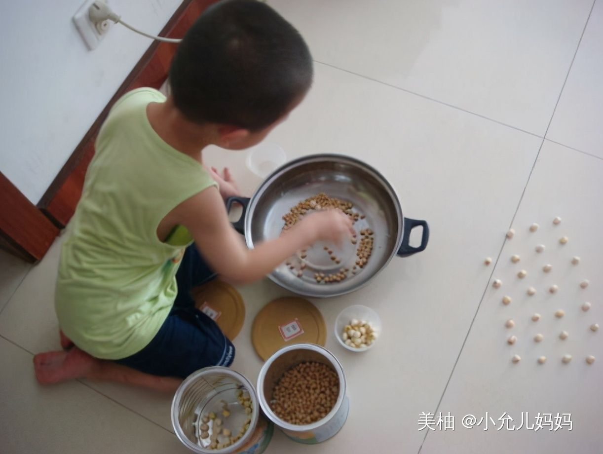 放学后|“老师说要带1万颗豆”,全家熬夜数豆子,质问老师却被“打脸”