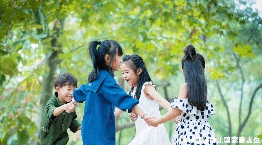 回到老家|双胞胎宝宝分开养,城里妈妈带的还不会走,乡下奶奶带的撵着鸡跑