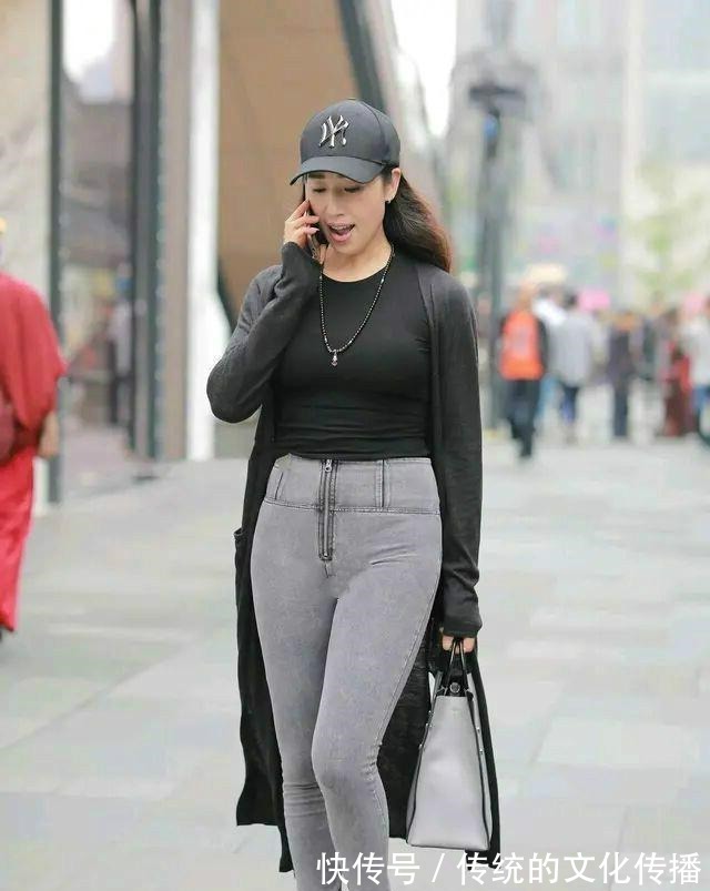 单品 黑色长款风衣搭配灰色手提包,不能仅仅的依赖单品,配饰也重要!