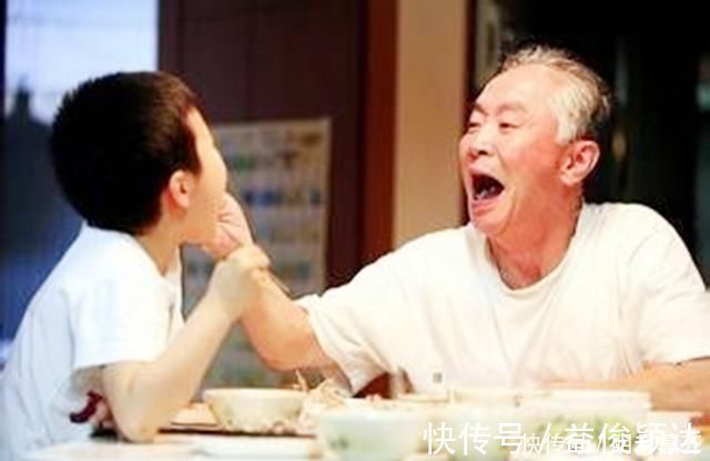 父母|一碗“毒面条”害了很多孩子,父母却洋洋得意,毫不自知反省