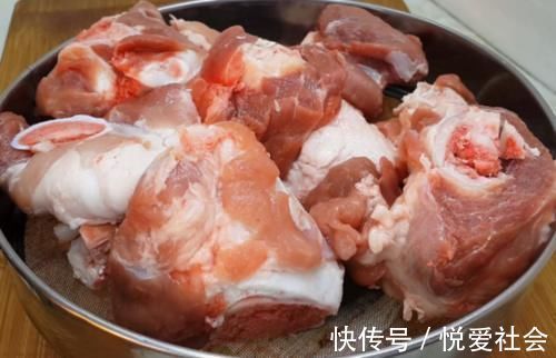 骨头|熬骨头汤怎么做才汤白?注意用对“水”!做不对汤不白,还腥味大