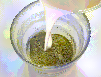 热牛奶|#我的养生日常-远离秋燥# ?抹茶慕斯蛋糕?